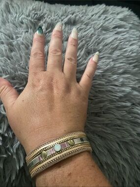 NWOT MAGNETIC BRACELET